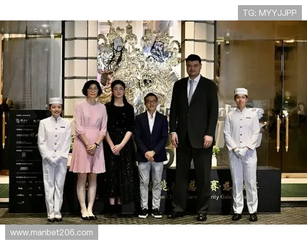 女星与姚明亲密互动瞬间曝光引发粉丝热议与羡慕之情