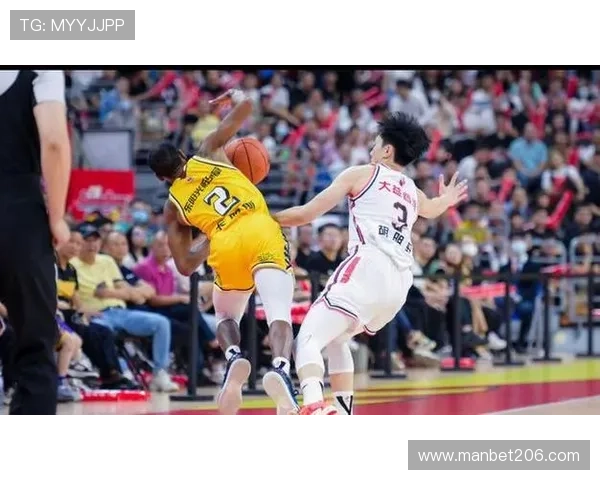 篮球场突发冲突张昊抱摔胡金秋引发孙铭徽强烈不满与争议